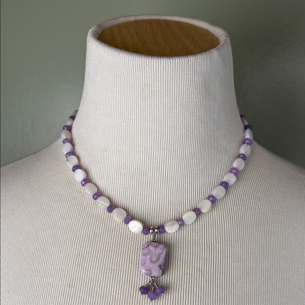 Mother of pearl necklace with pendant